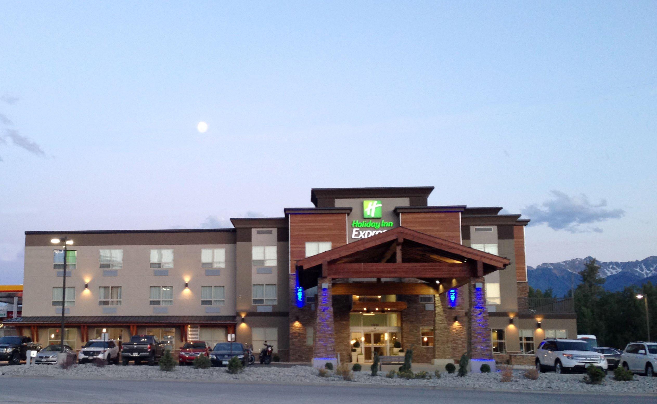 Holiday Inn Express Golden-Kicking Horse By Ihg Экстерьер фото