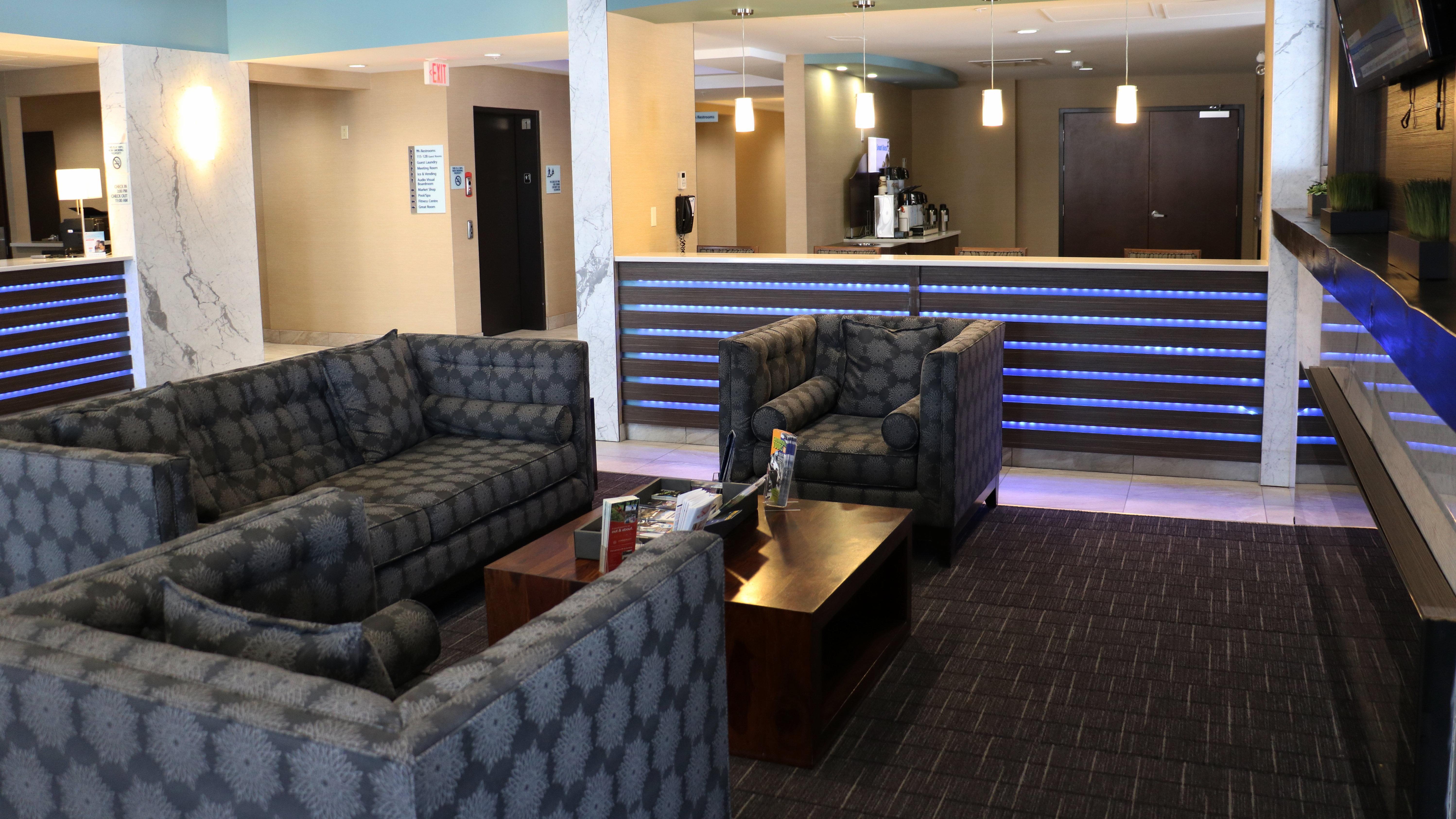 Holiday Inn Express Golden-Kicking Horse By Ihg Экстерьер фото