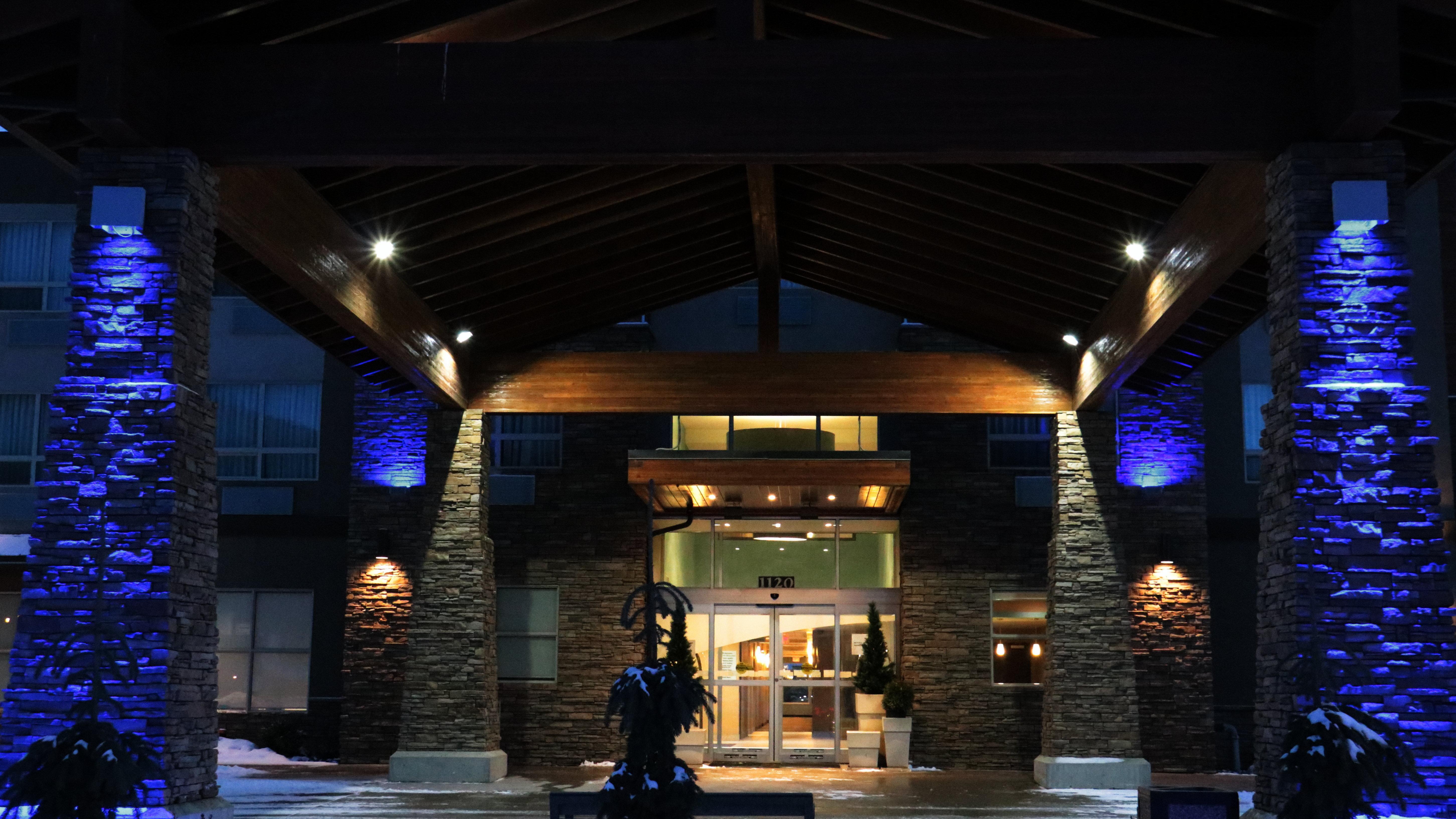Holiday Inn Express Golden-Kicking Horse By Ihg Экстерьер фото