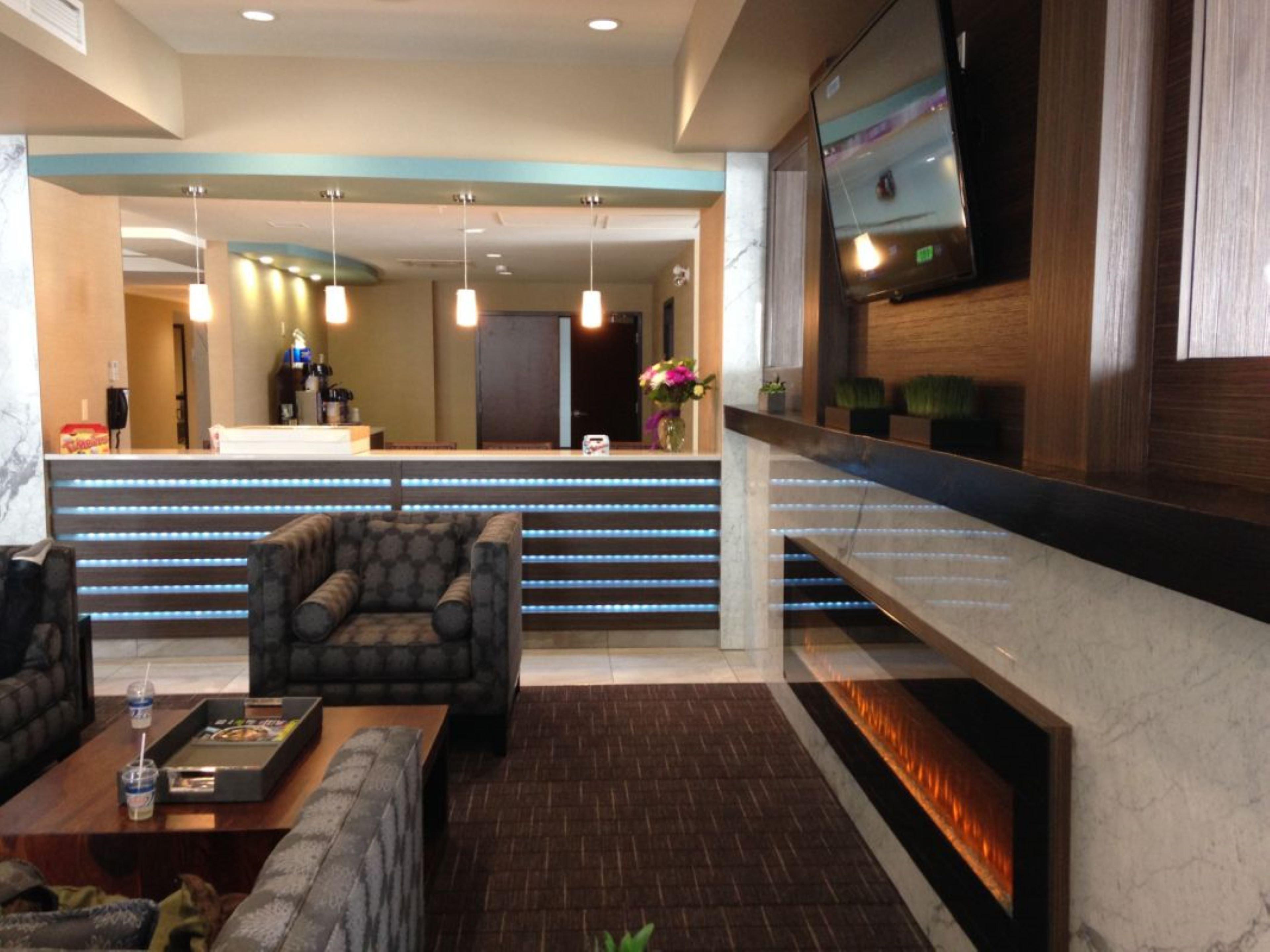 Holiday Inn Express Golden-Kicking Horse By Ihg Экстерьер фото