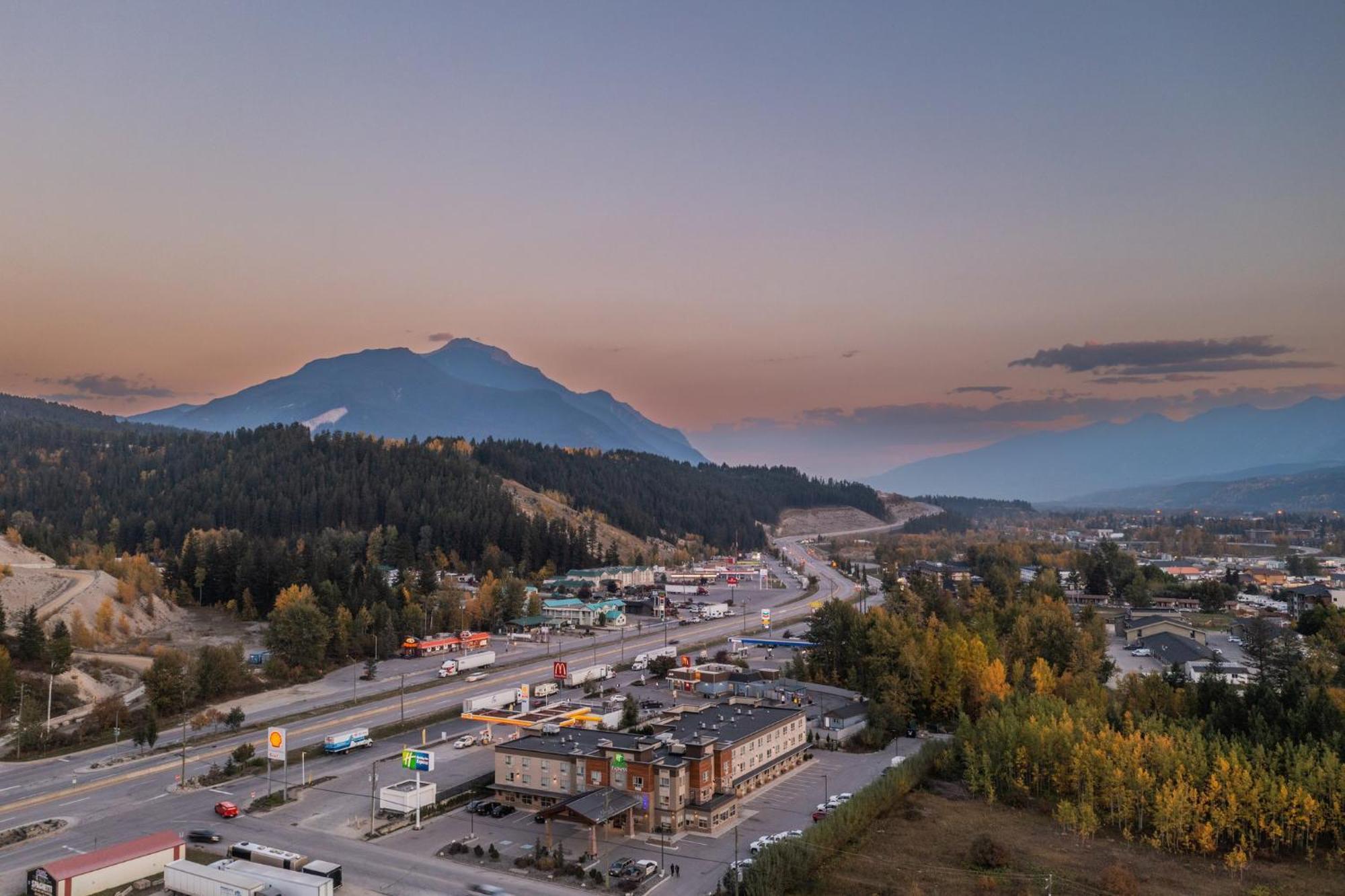 Holiday Inn Express Golden-Kicking Horse By Ihg Экстерьер фото