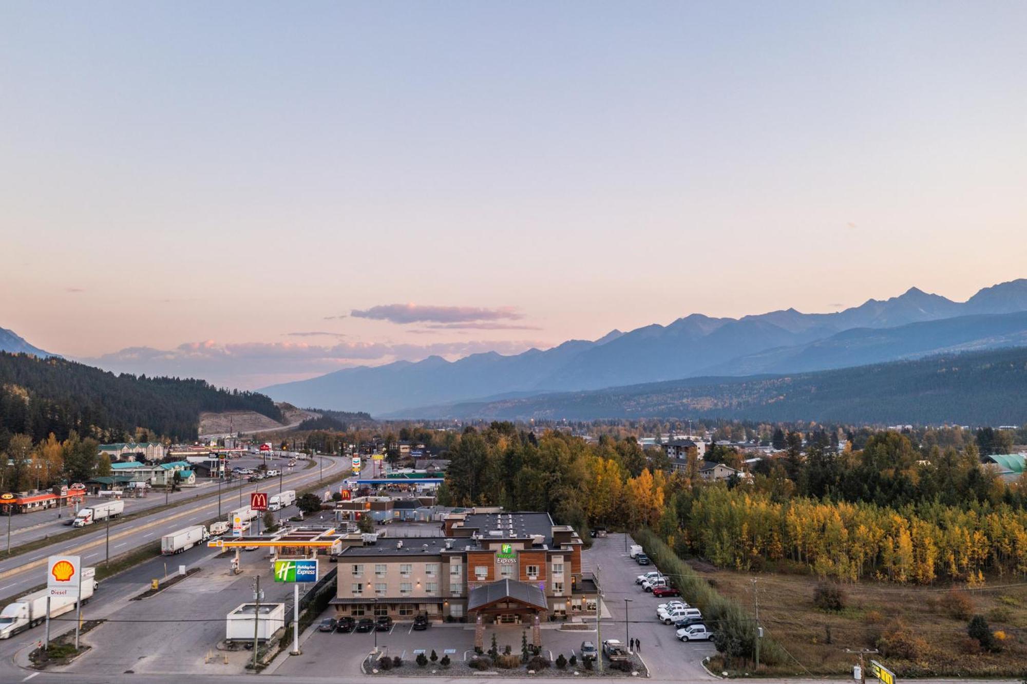 Holiday Inn Express Golden-Kicking Horse By Ihg Экстерьер фото