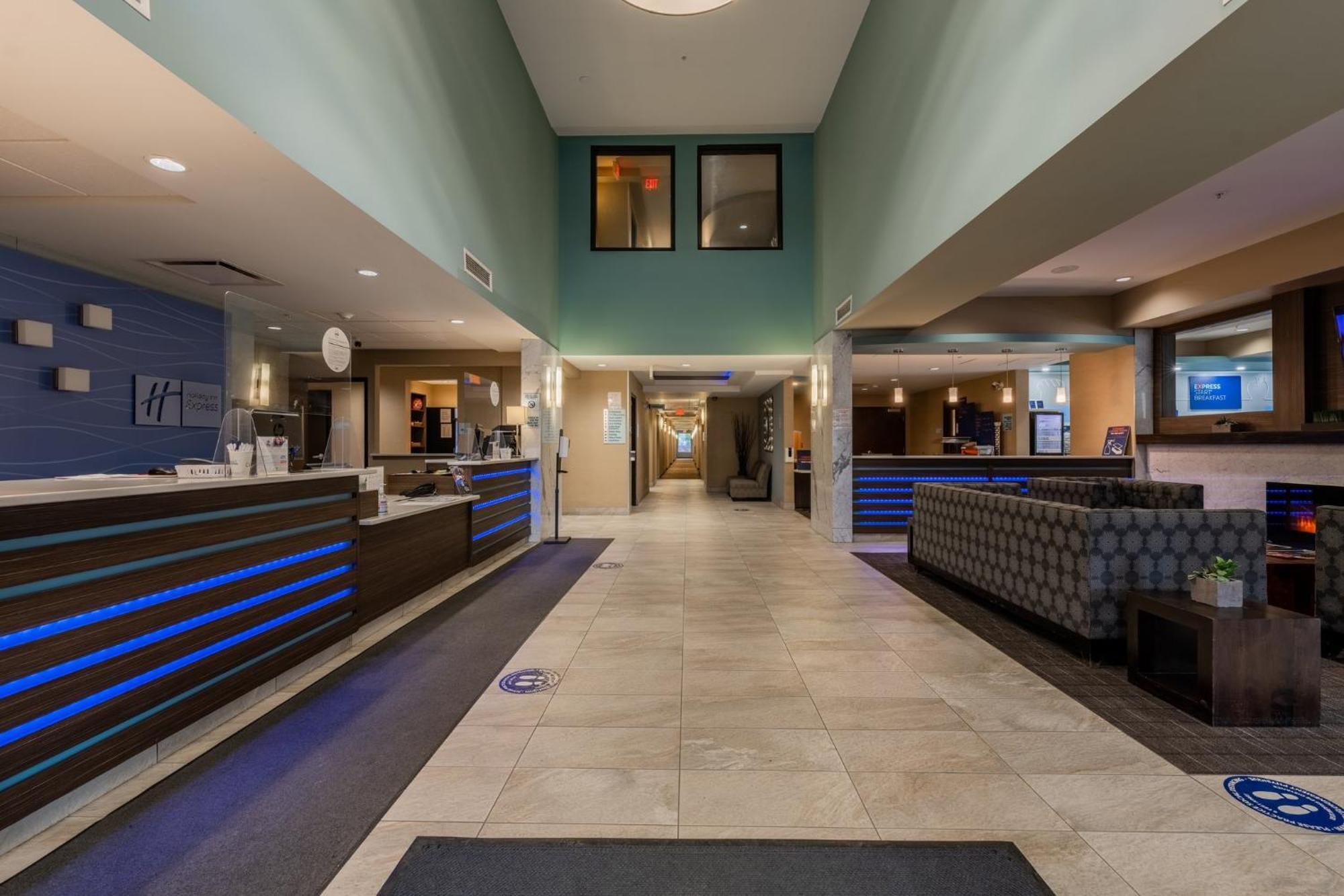 Holiday Inn Express Golden-Kicking Horse By Ihg Экстерьер фото