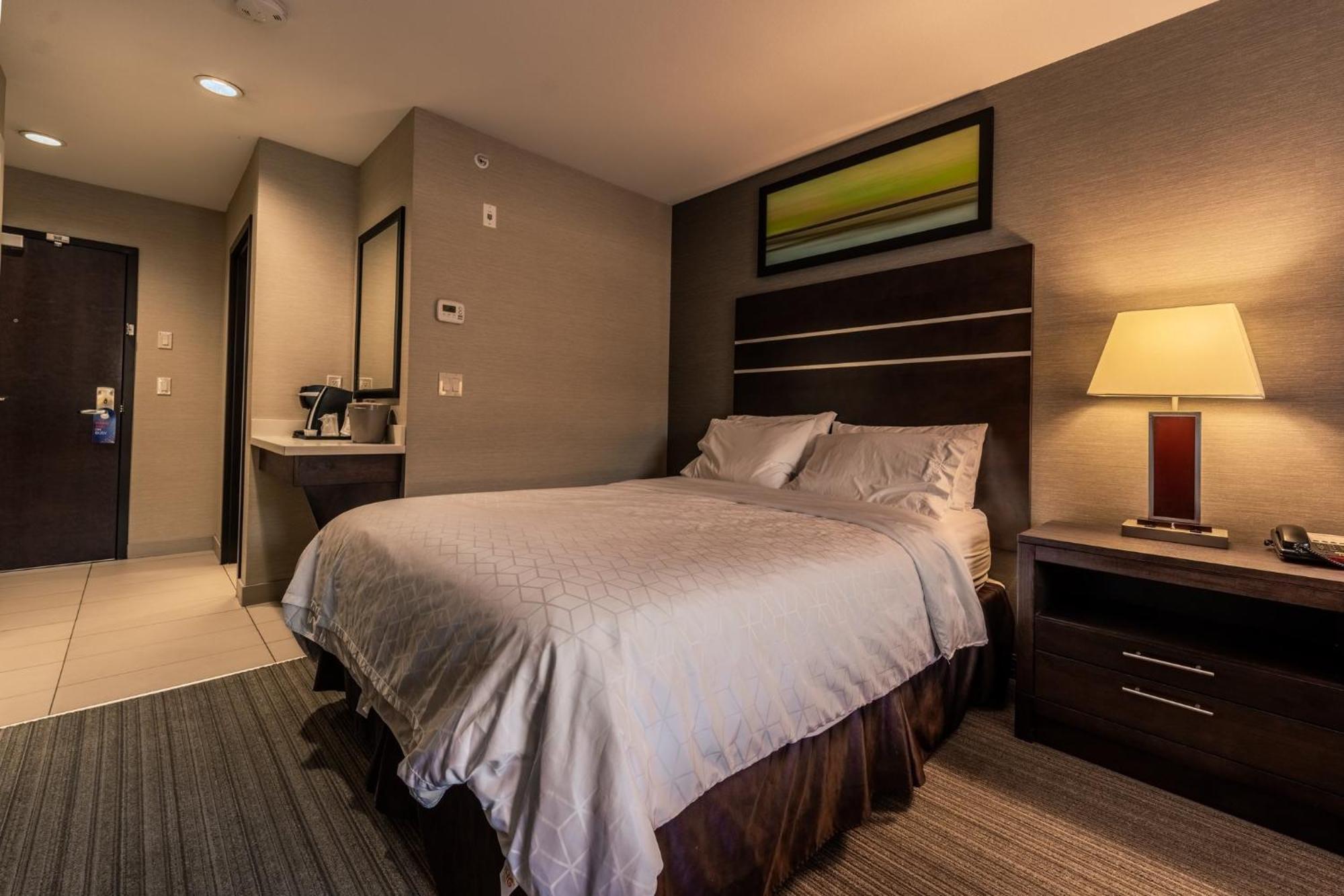 Holiday Inn Express Golden-Kicking Horse By Ihg Экстерьер фото
